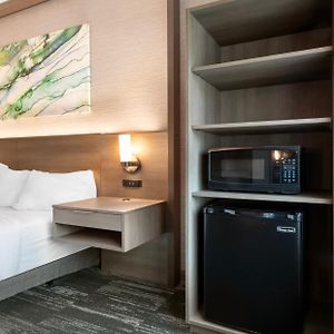 Zimmer mit Kingsize-Bett für Gäste mit Behinderungen